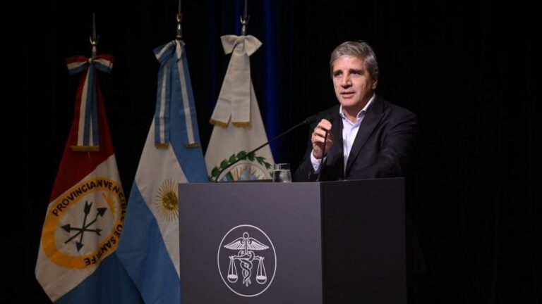 Luis Caputo durante su visita a la Bolsa de Comercio de Rosario