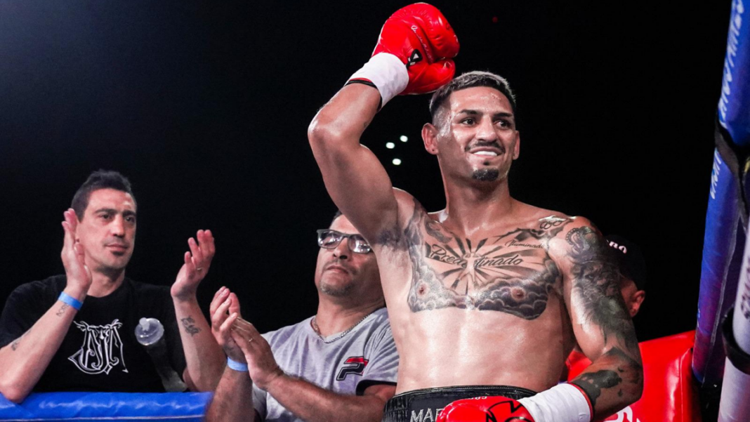Mirco Cuello, boxeador santafesino, en entrenamiento o en pelea.
