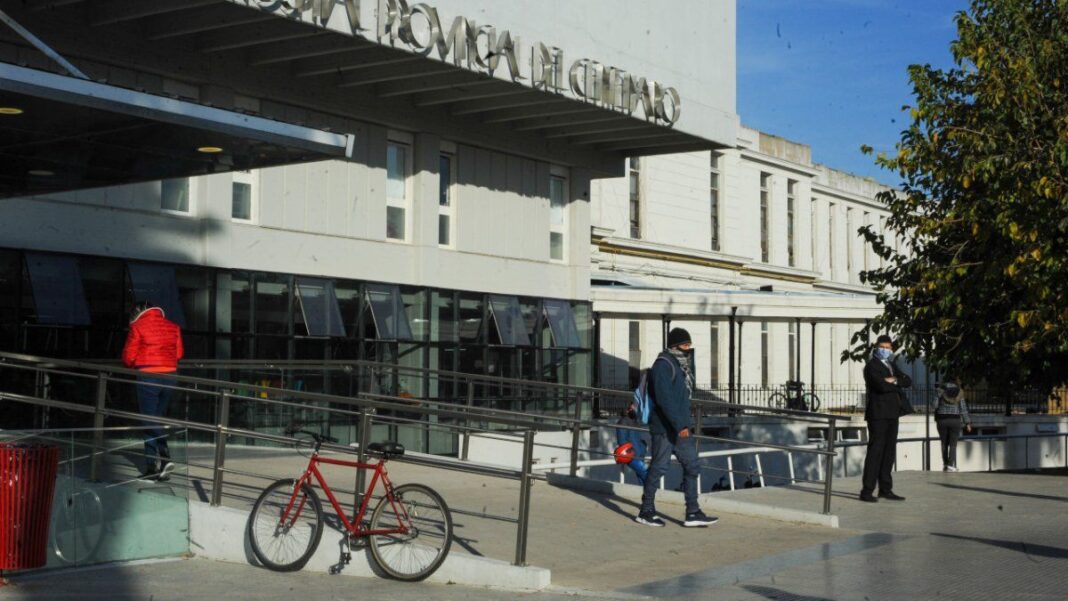 Ilustración genérica de una ambulancia y personal de emergencias en una calle urbana, representando la cobertura del hecho.