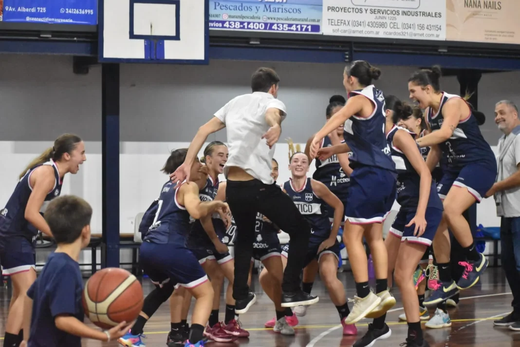 Jugadoras de Náutico Santa Fe celebrando la victoria y clasificación histórica en el partido contra Quimsa.
