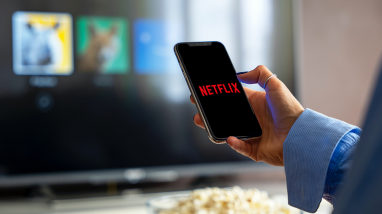 Aplicación de Netflix en un teléfono móvil mostrando un mensaje de error de compatibilidad.