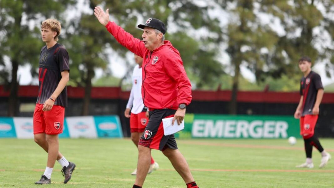 Frank Kudelka en el banco de suplentes de Newell's