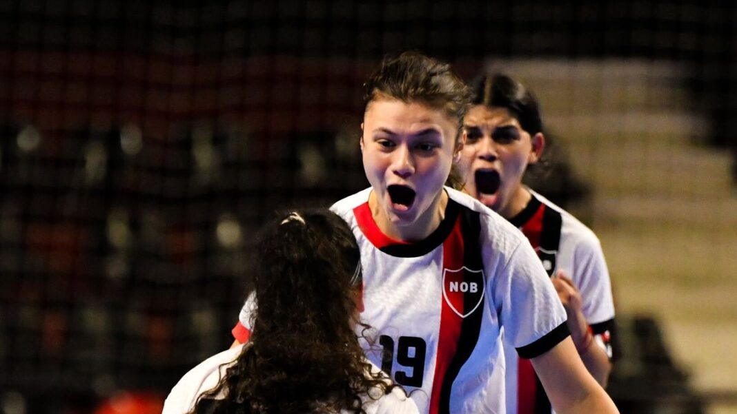 Jugadoras de futsal de Newell's en acción durante un partido oficial.