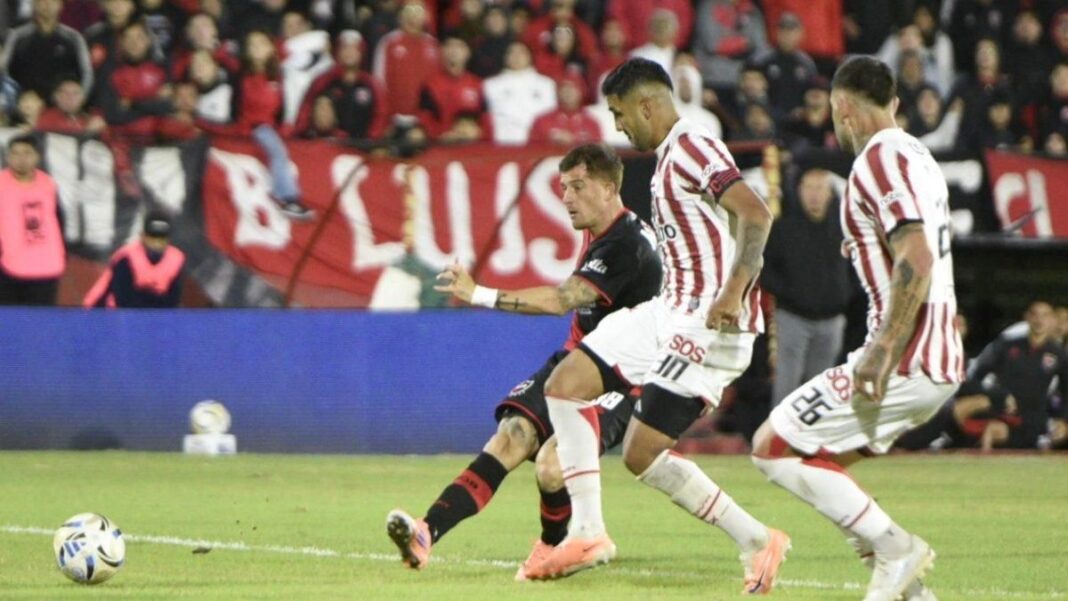 Jugadores de Newell's celebrando el gol del empate ante Instituto en el Parque Independencia