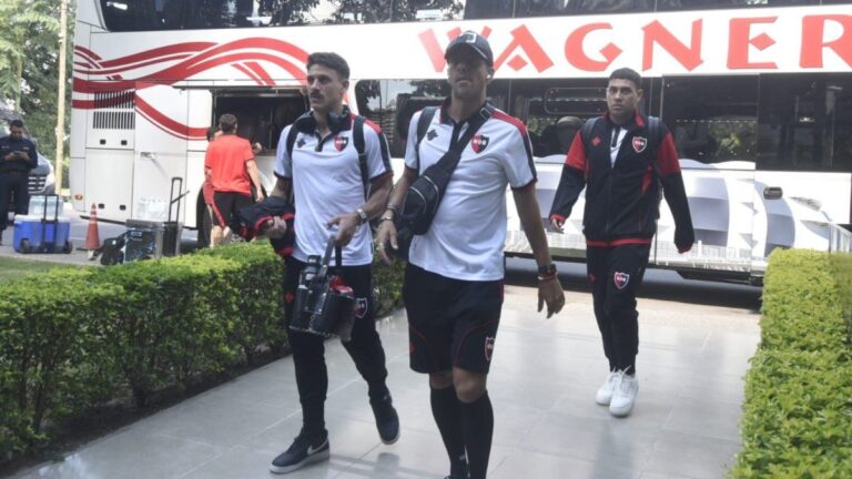 Plantel de Newell's Old Boys durante una activación en Santiago del Estero.