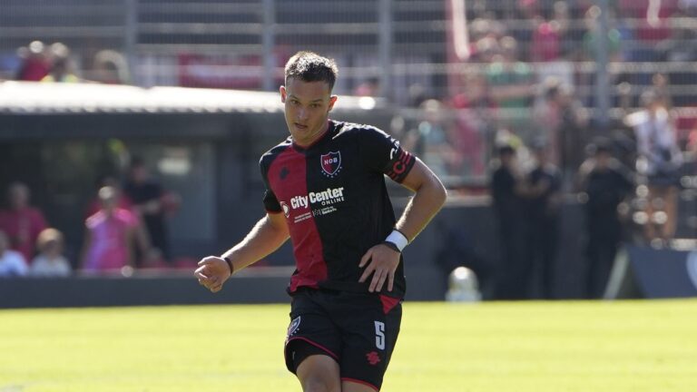 Luca Regiardo, Facundo Guch y Jerónimo Russo, jugadores de Newell's Old Boys renovados hasta 2029.