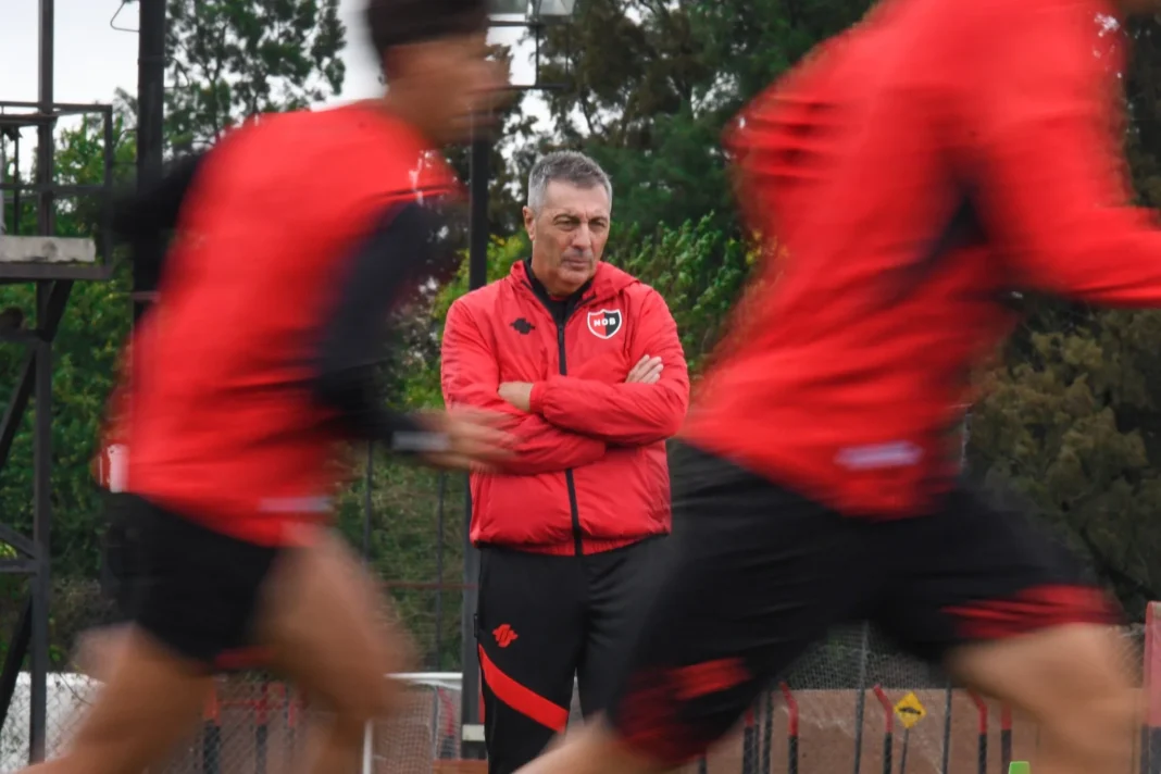Jugadores de Newell's Old Boys en un partido de fútbol en el Estadio Marcelo Bielsa.