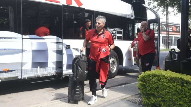 Delegación de Newell's Old Boys arribando a Santiago del Estero para el partido contra Central Córdoba.