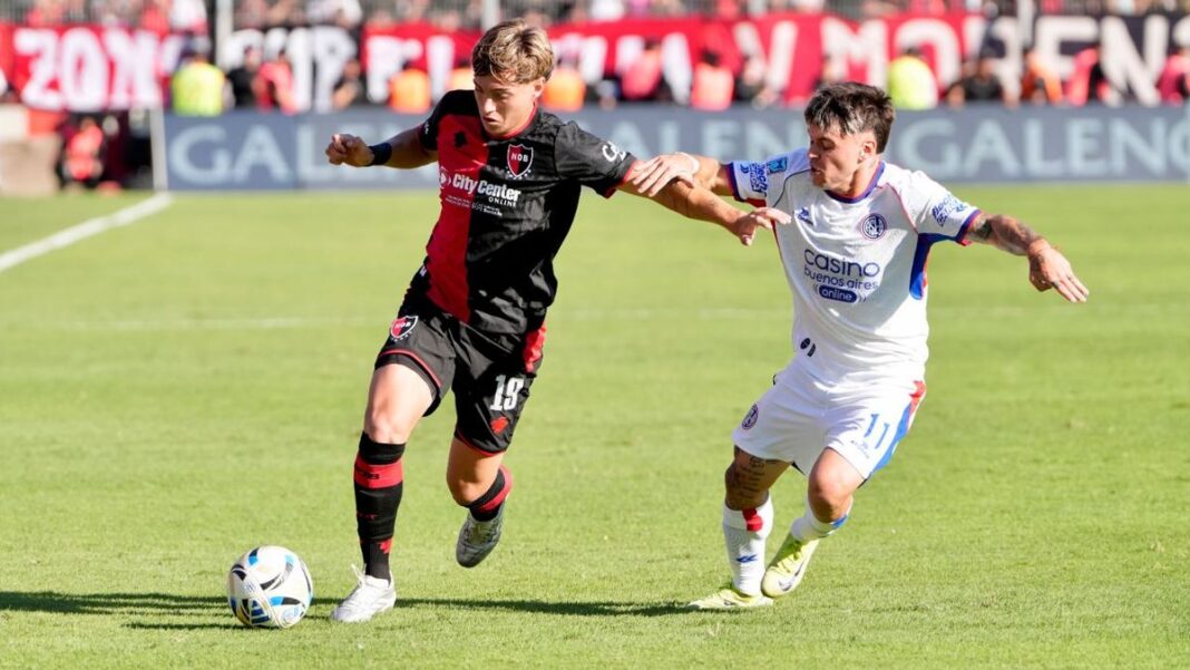 Jugadores de Newell's Old Boys y San Lorenzo durante el partido en el estadio Marcelo Bielsa.