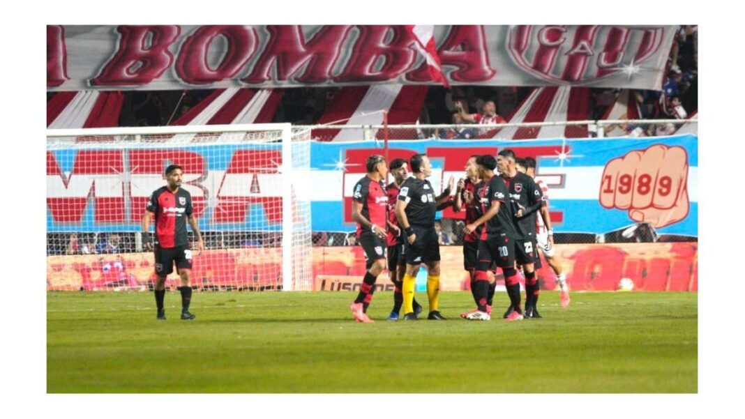Jugadores de Newell's y Unión durante el partido en el estadio 15 de Abril de Santa Fe.