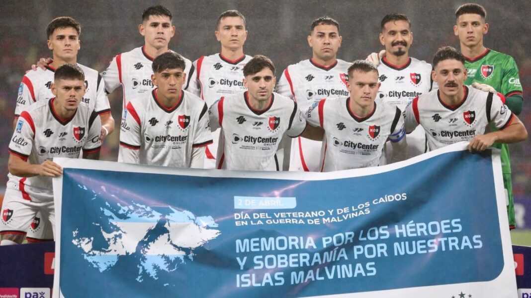 Jugadores de Newell's Old Boys celebran un gol durante el partido ante Central Córdoba.