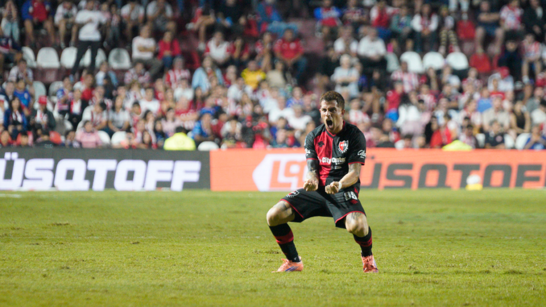 Jugadores de Newell's Old Boys celebrando un gol durante el partido ante Unión.
