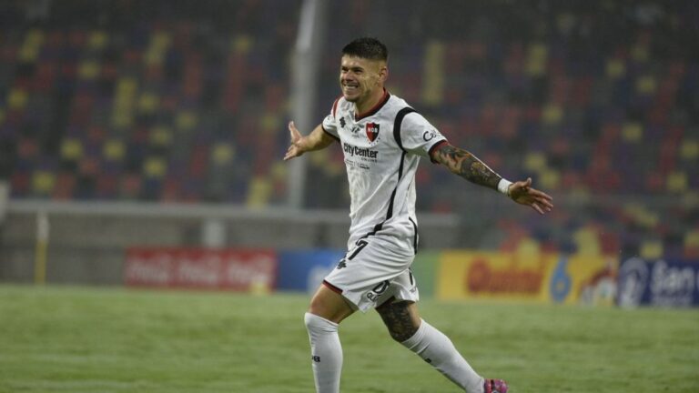 Jugadores de Newell's Old Boys celebrando un gol durante el partido contra Central Córdoba.