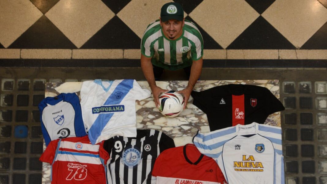 Nino Palmigiano, jugador de Defensores de Funes, posa con una camiseta.