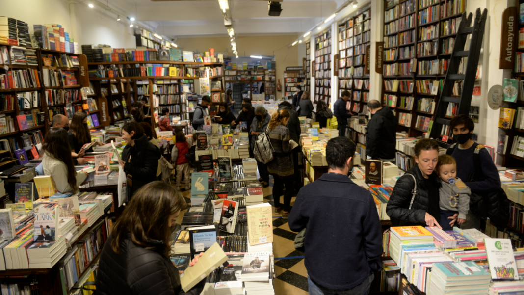 Personas en la Noche de las Librerías en Santa Fe