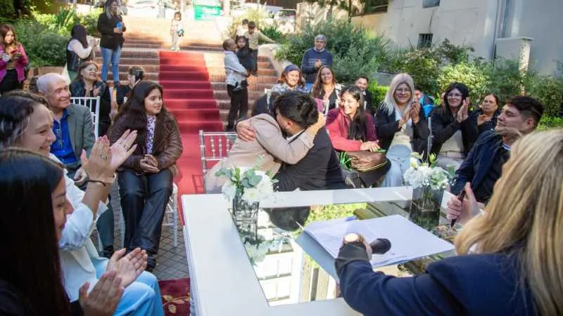 Parejas casándose en el Pasaje Luetich de Rosario durante el programa Casate con tu ciudad como testigo