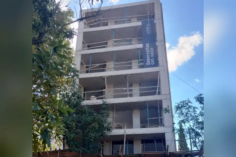 Fachada de obra en construcción en Rosario, barrio Lourdes, donde ocurrió el accidente.