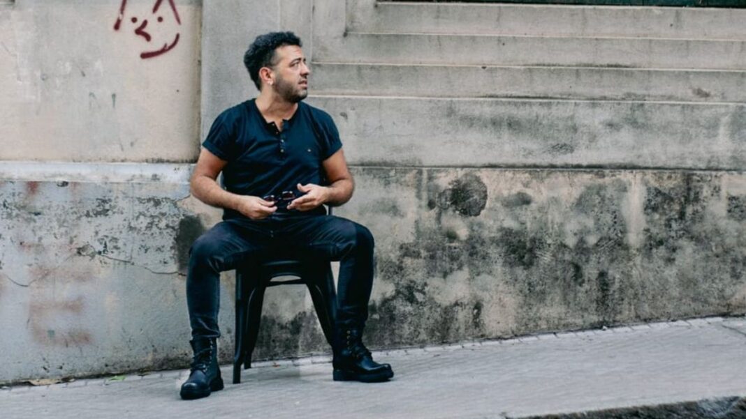 Pablo Comas en el escenario de Sala Lavardén durante el show por los 10 años de Días de fuerza