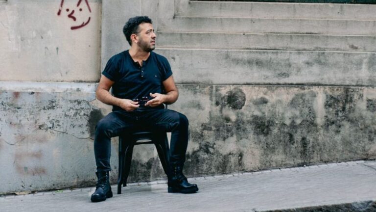 Pablo Comas en el escenario de Sala Lavardén durante el show por los 10 años de Días de fuerza