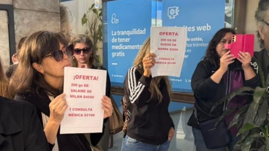 Médicos concentrados frente a la sede de Pami en Rosario durante la protesta.
