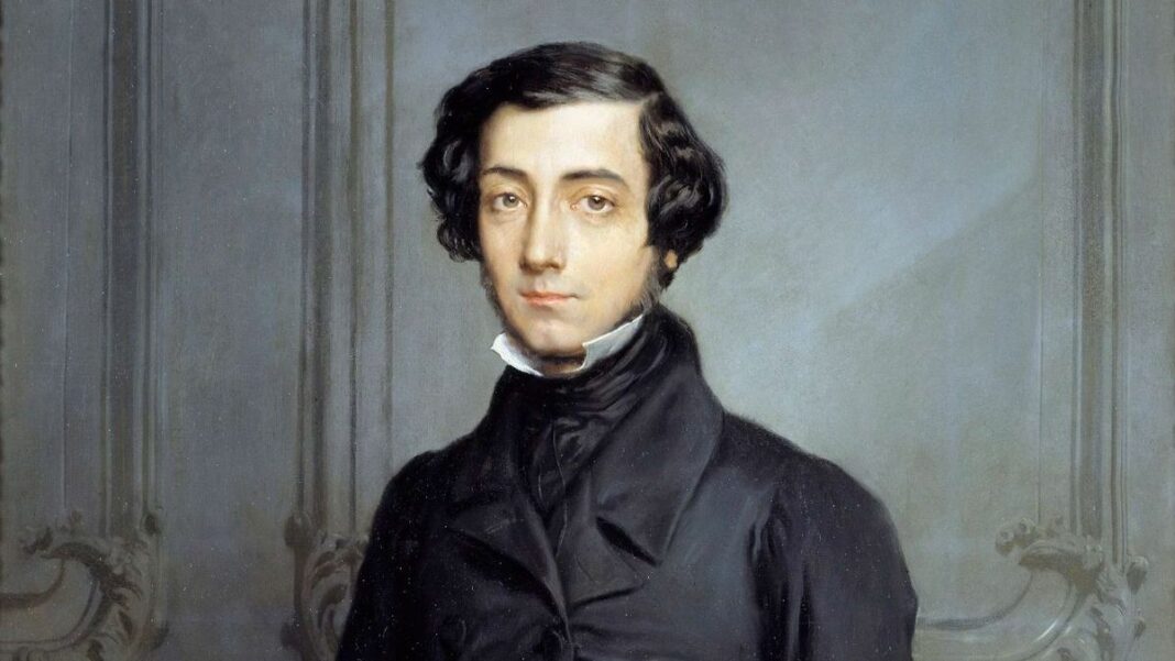 Concepto abstracto de pensamiento crítico representado por una bombilla de luz dentro de un engranaje.