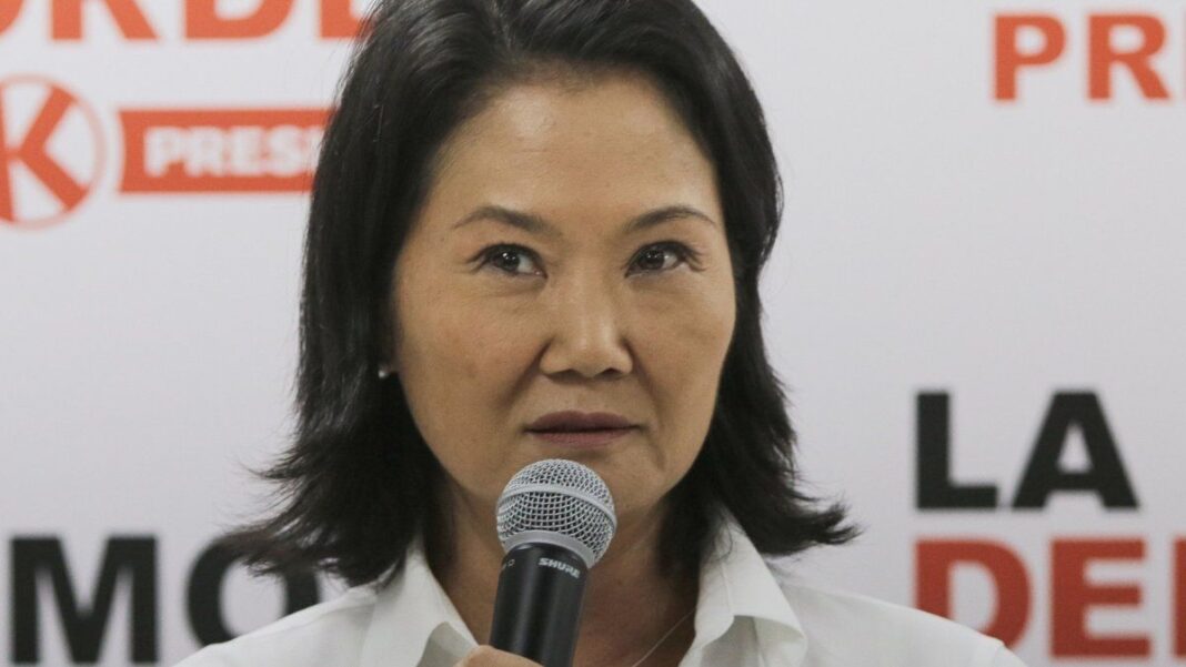 Bandera de Perú sobre un fondo de urnas de votación.