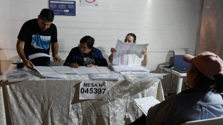 Personas votando en un centro electoral en Perú durante las elecciones presidenciales.