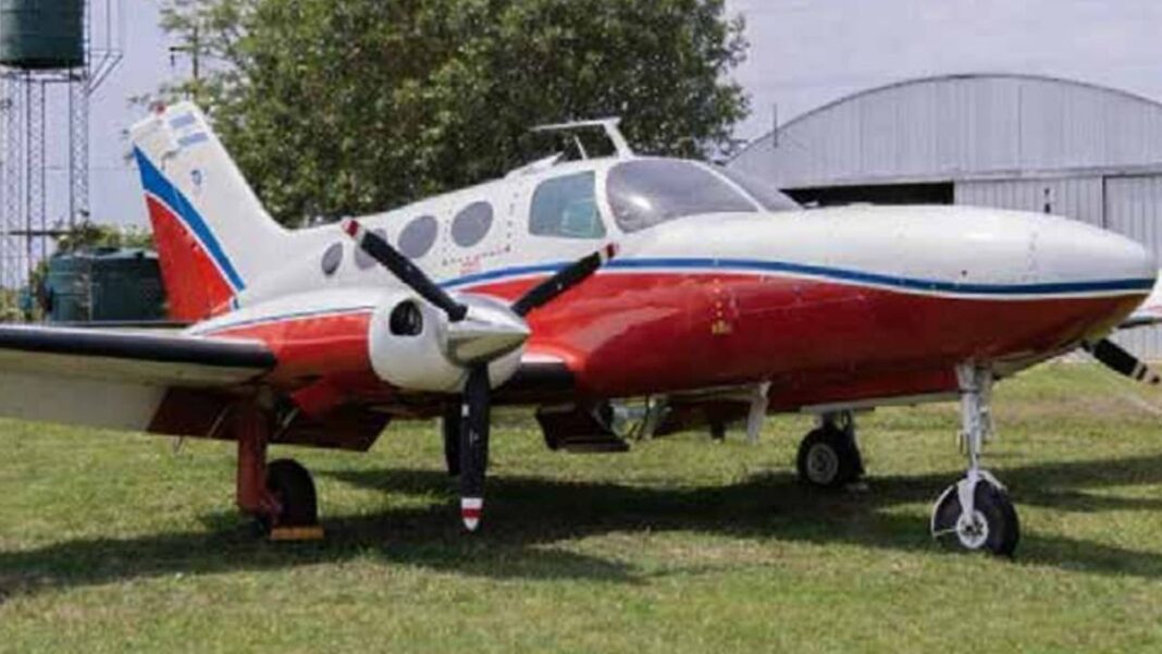 Avioneta Cessna 402 A en un hangar, vinculada a la subasta de bienes incautados en Santa Fe.