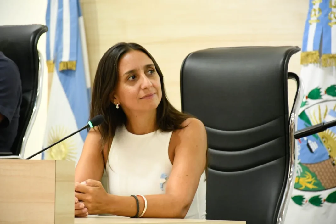 Concejala Majo Poncino durante una presentación de proyectos en el Concejo Municipal de Rosario.