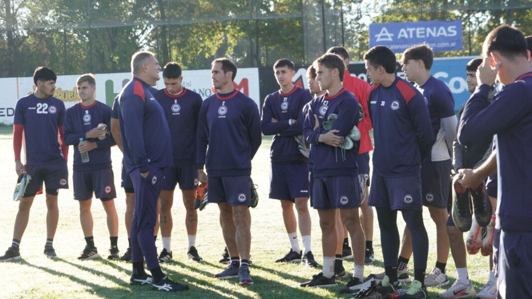 Jugadores de Central Córdoba celebrando un gol en el estadio 1 de Abril de Luján