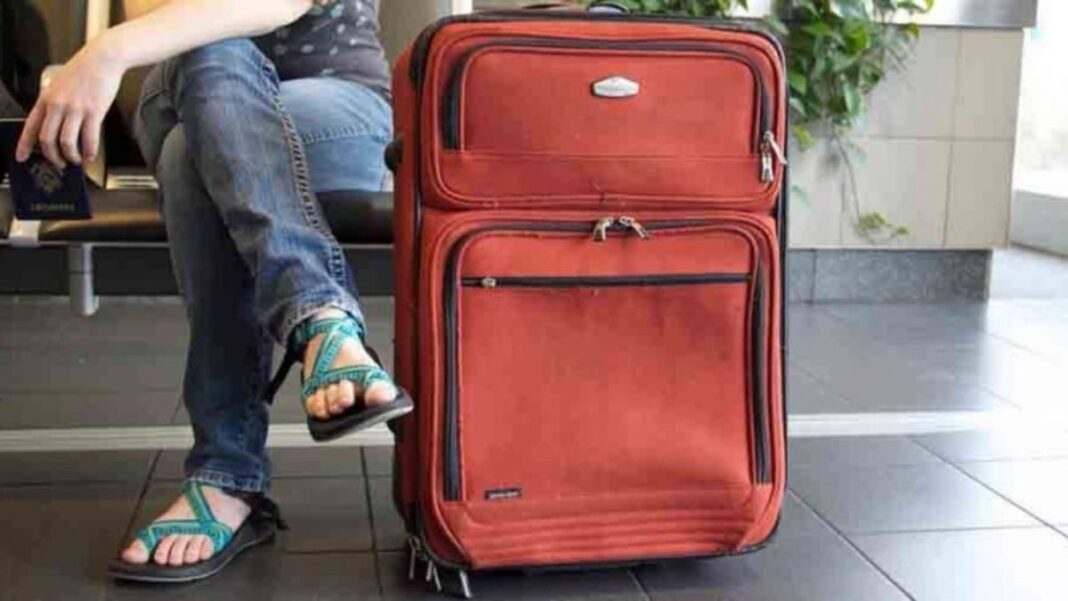 Ilustración de una balanza de la justicia frente a un fondo con íconos de avión y maleta, representando el caso de estafa con viajes.