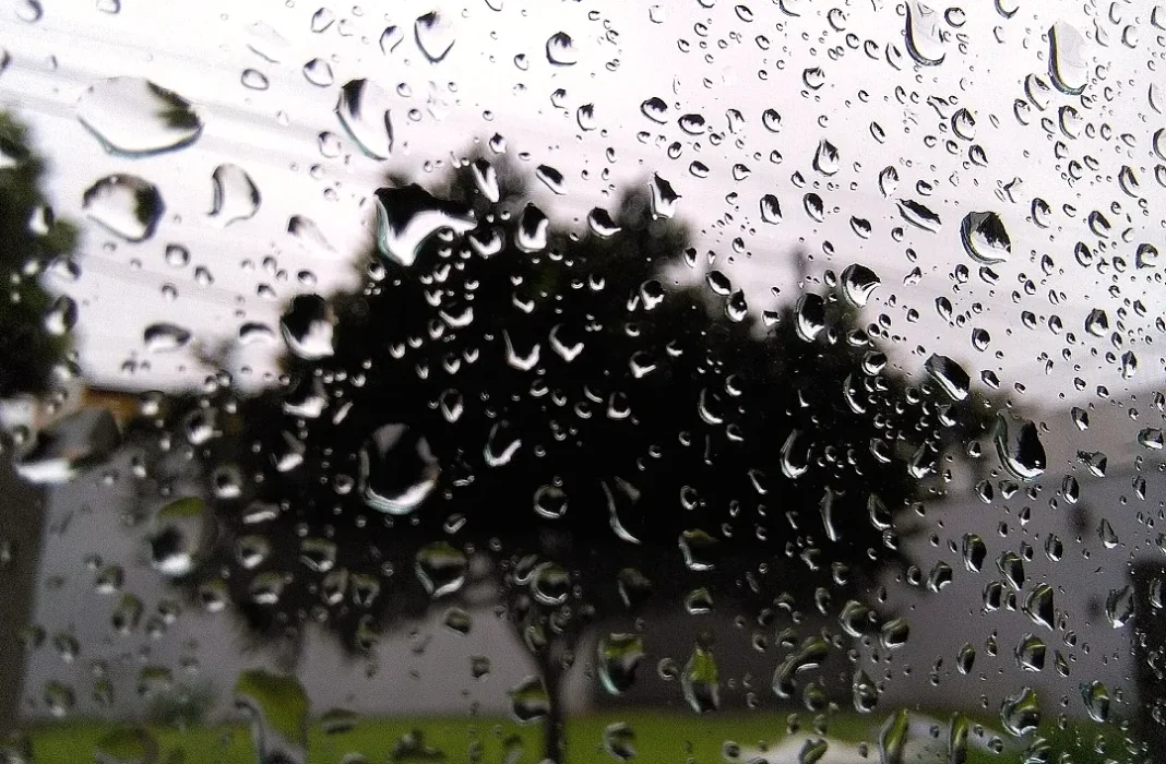 Imagen ilustrativa del cielo nublado y llovizna sobre la ciudad de Santa Fe