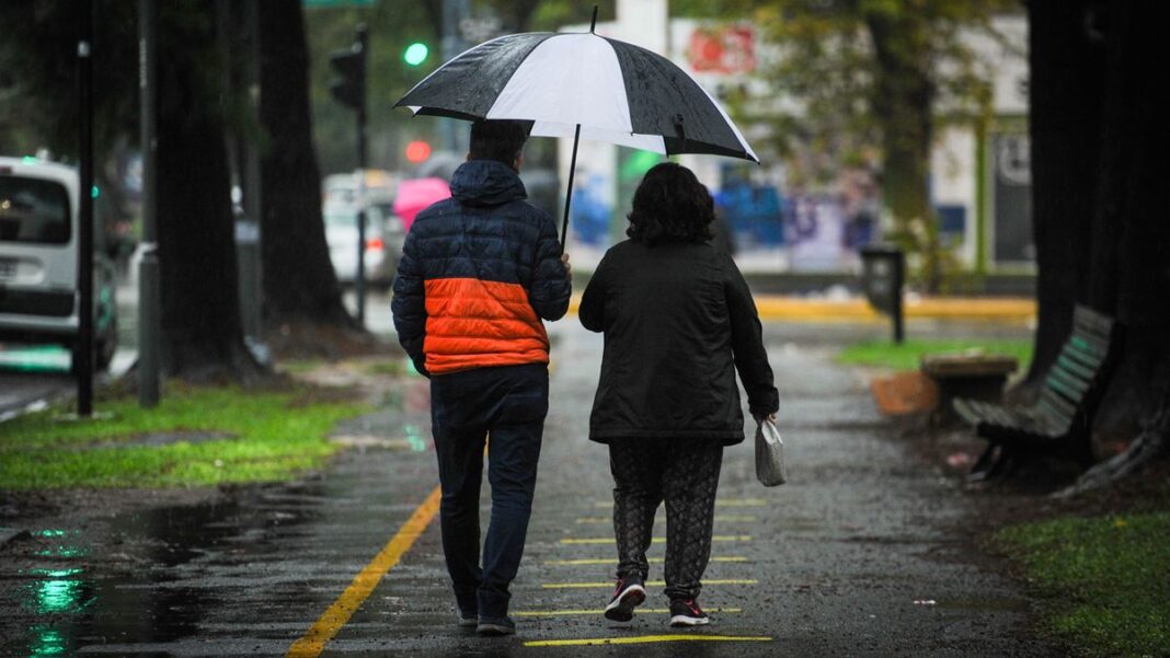Mapa del pronóstico del tiempo con nubes y posible lluvia sobre la región de Rosario, Santa Fe.