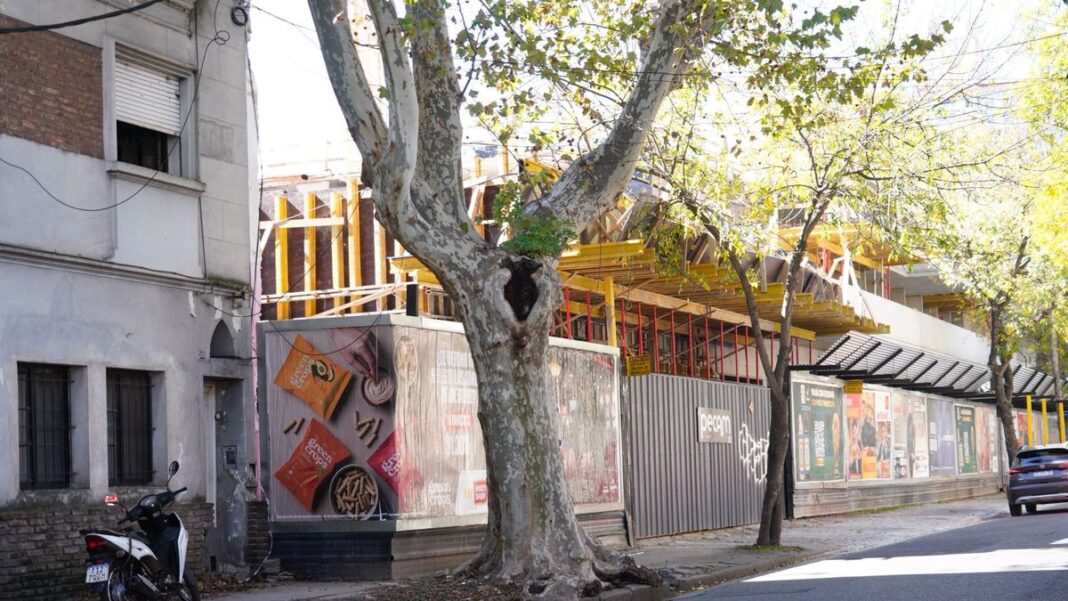 Motos estacionadas en boxes temporales frente a una obra en construcción