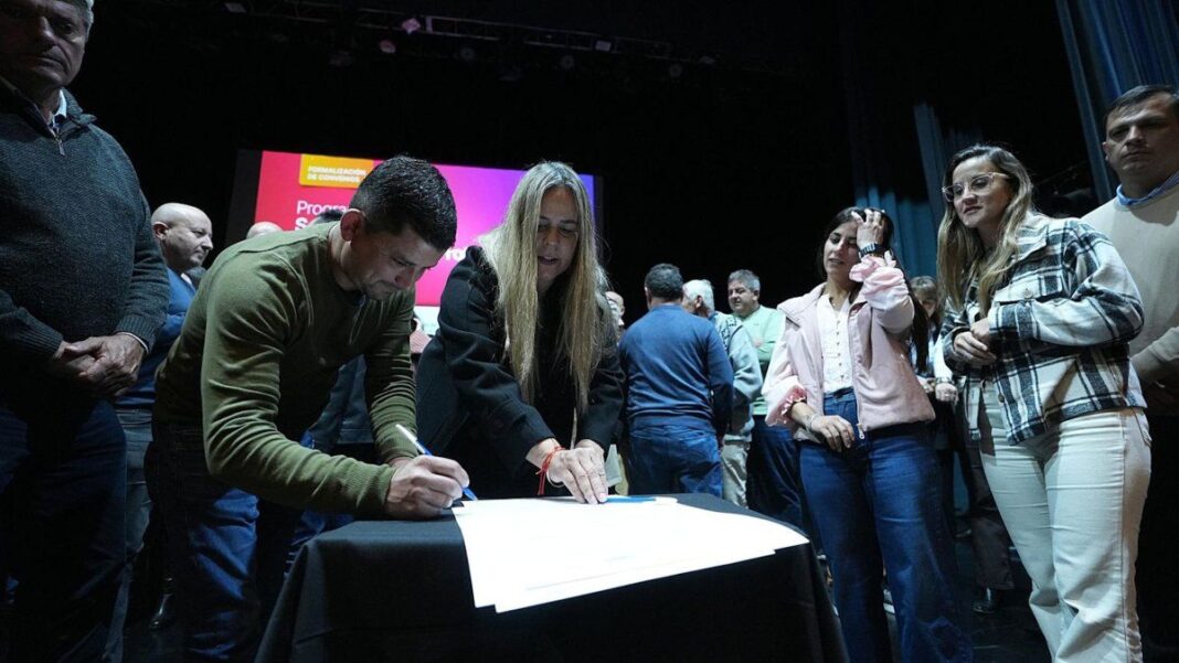 Autoridades provinciales y locales durante la firma de convenios en el Teatro Luz y Fuerza de Santa Fe