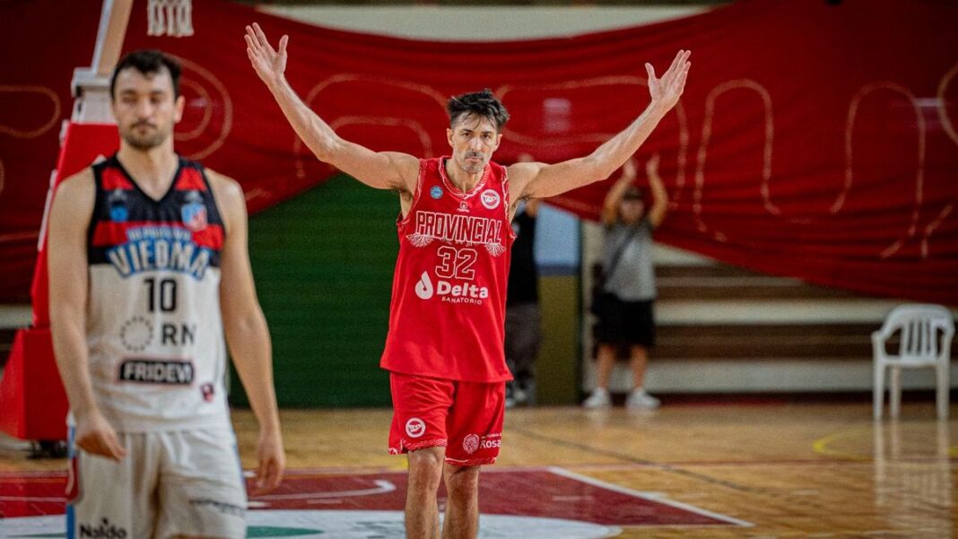 Jugadores de Provincial de Rosario en acción durante un partido de la Liga Argentina de Básquet.