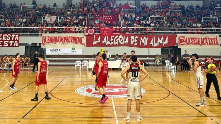 Jugadores de Provincial de Rosario en partido de básquet en el estadio Salvador Bonilla.