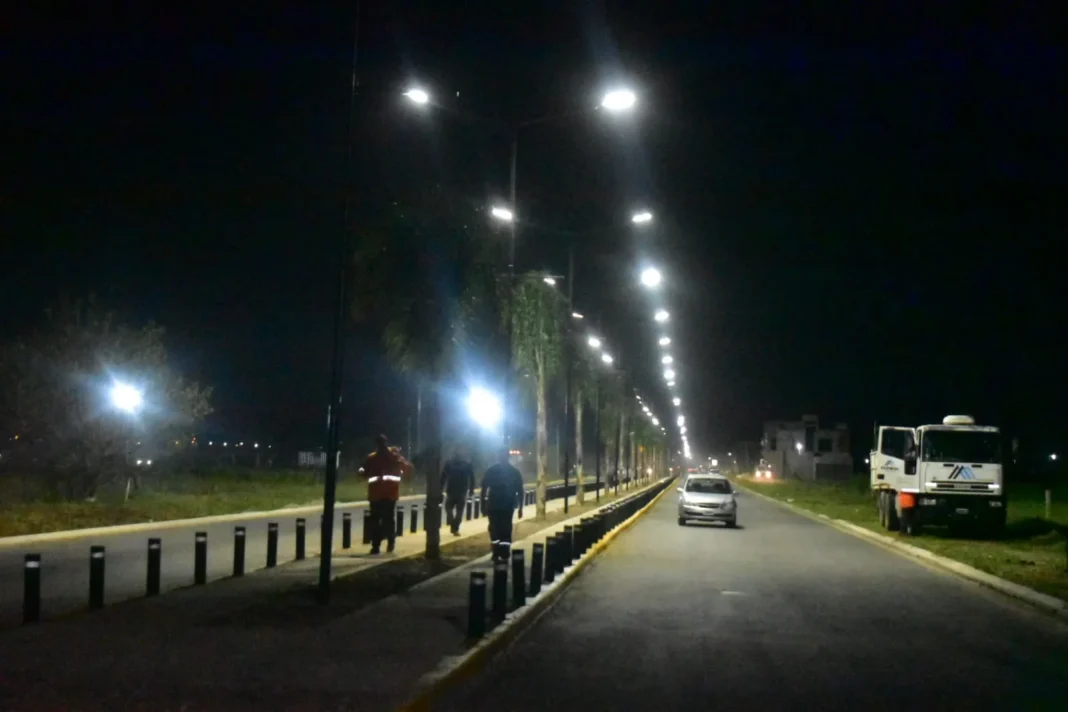 Vista del nuevo bulevar América en Puerto General San Martín, con rotonda y ciclovía