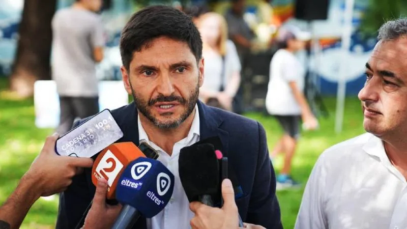 Gobernador Maximiliano Pullaro participando de un acto conmemorativo por el Día del Veterano de Malvinas.