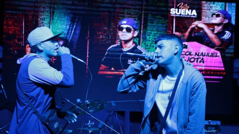 Artistas en el escenario durante un festival de música urbana en Plataforma Lavardén, Santa Fe.