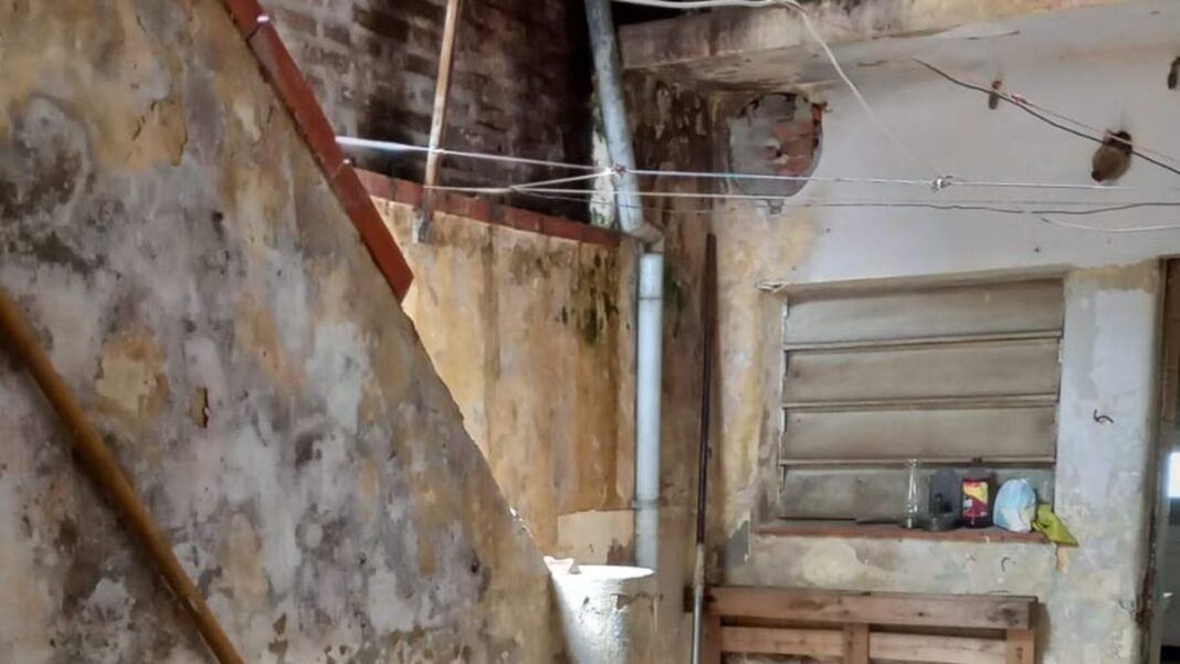 Fachada de una casa antigua en proceso de renovación o reciclaje en Rosario.