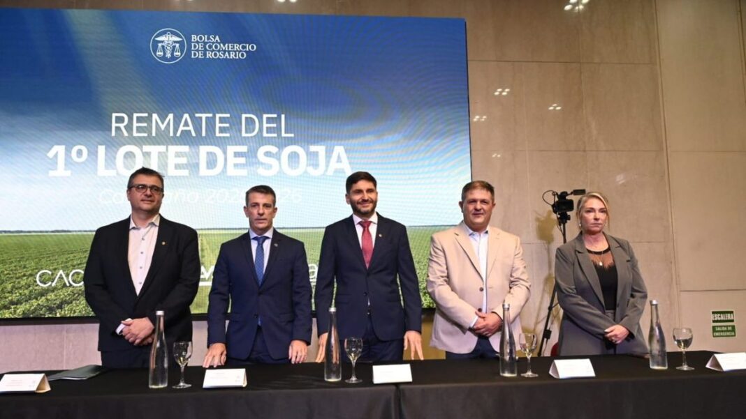 Remate del primer lote de soja en la Bolsa de Comercio de Rosario con autoridades provinciales y empresarios
