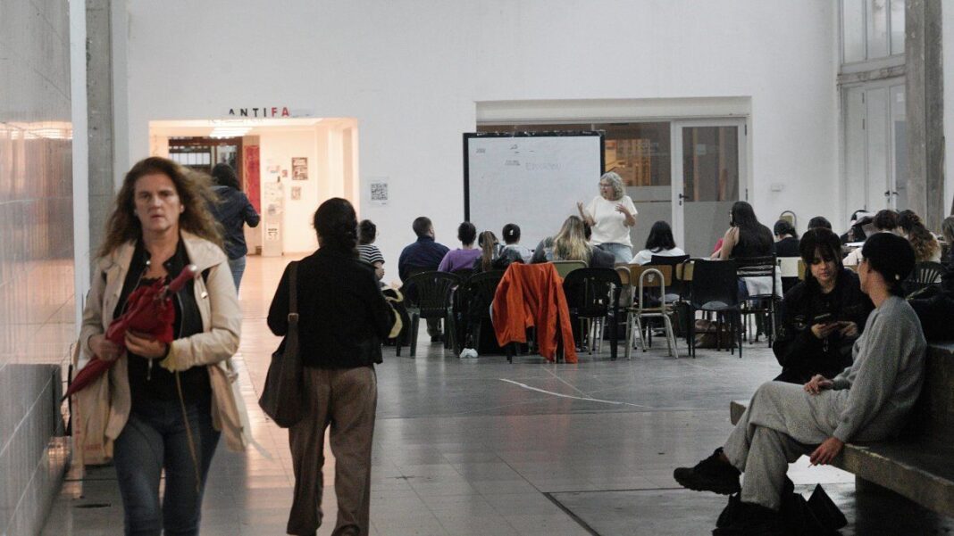 Franco Bartolacci, rector de la UNR y presidente del CIN, durante una declaración.