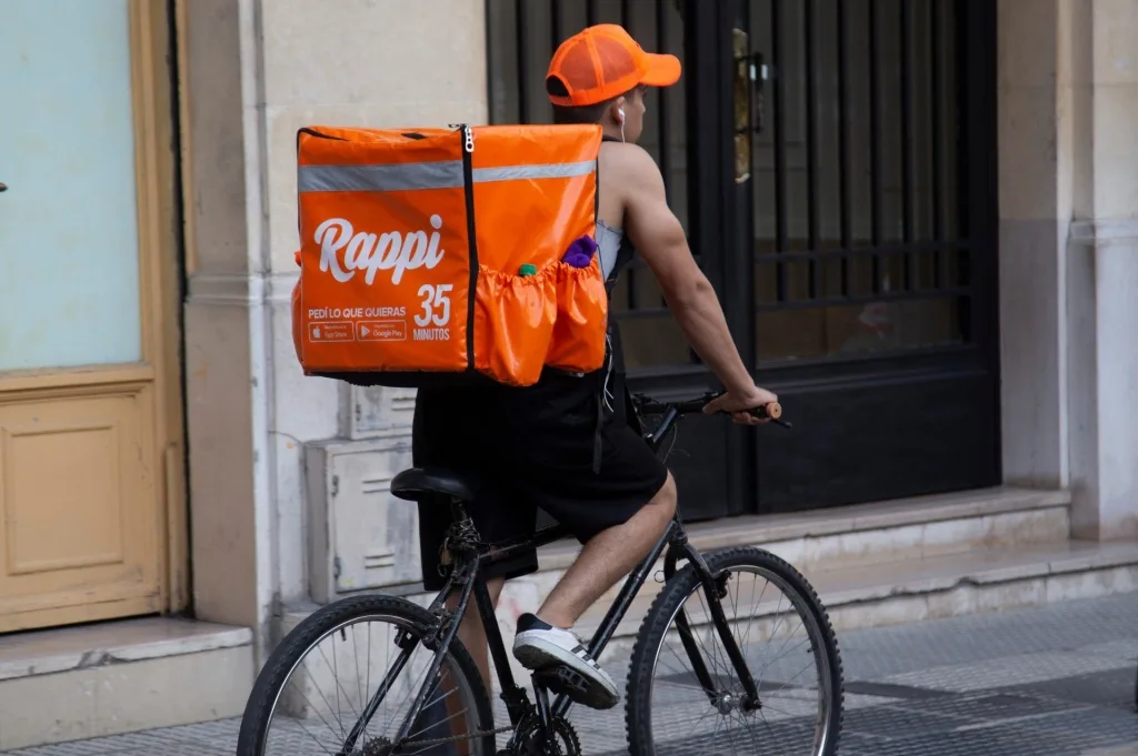Gráfico representando una balanza de justicia junto a documentos legales, simbolizando los cambios en la legislación laboral.