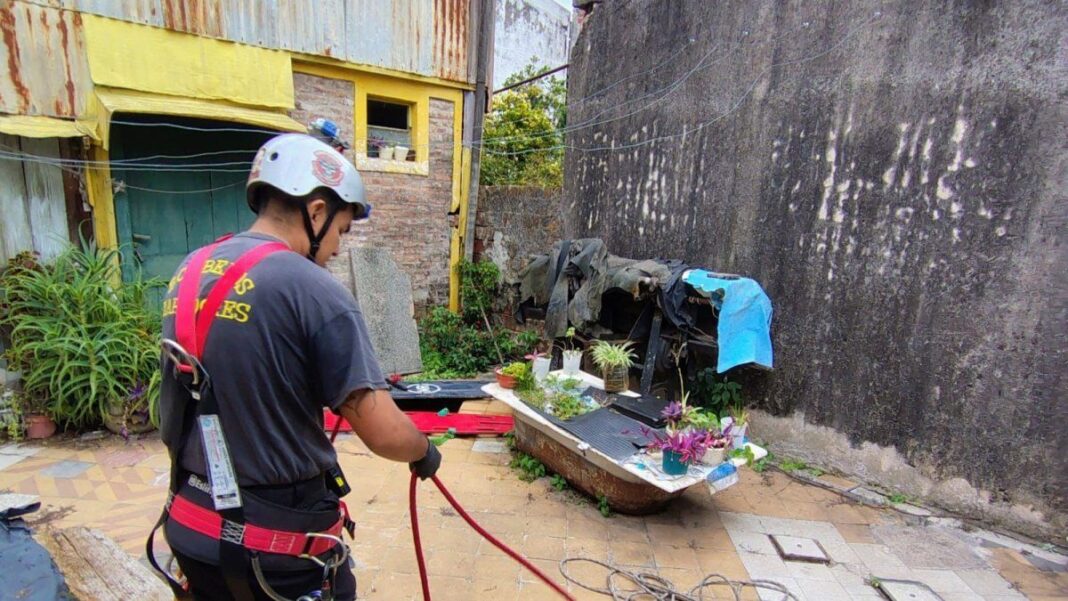 Bomberos realizando tareas de rescate en una vivienda.
