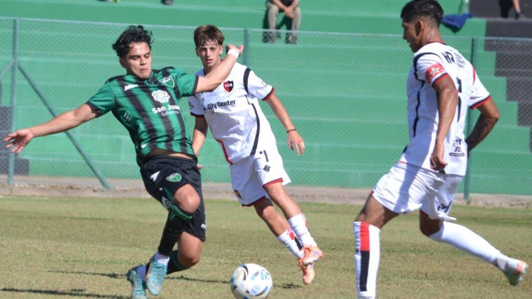 Jugadores de la reserva de Newell's Old Boys durante un partido de fútbol.