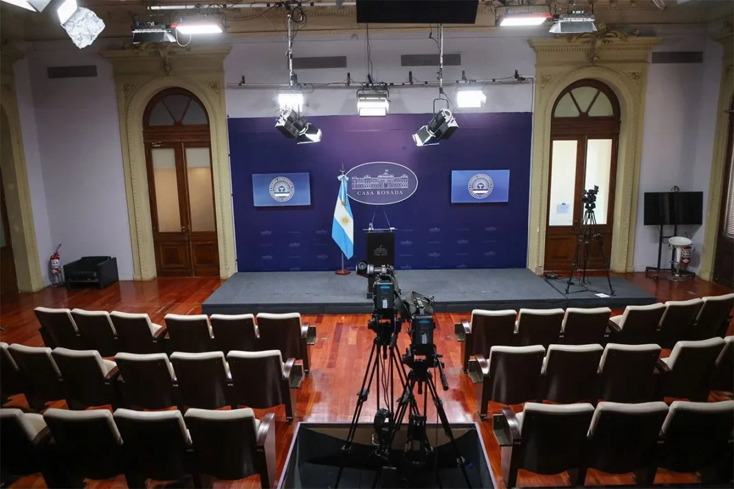 Periodistas frente a la Casa Rosada durante la restricción de acceso