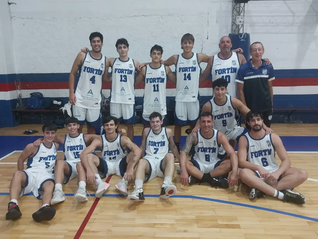 Acción de un partido de básquet en cancha de la Rosarina