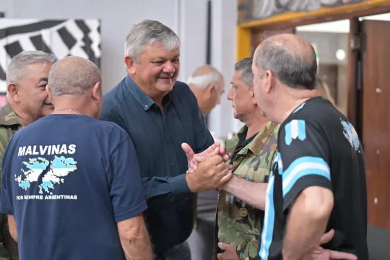 Intendente Alberto Ricci durante el acto por el Día del Veterano de Malvinas en la Casa de la Cultura de la ciudad.
