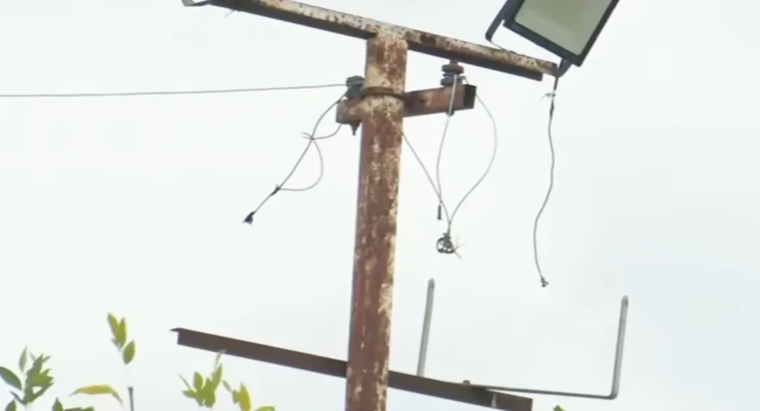 Canchas de fútbol del complejo deportivo del barrio 7 de Septiembre en Santa Fe, afectadas por falta de iluminación tras un robo.